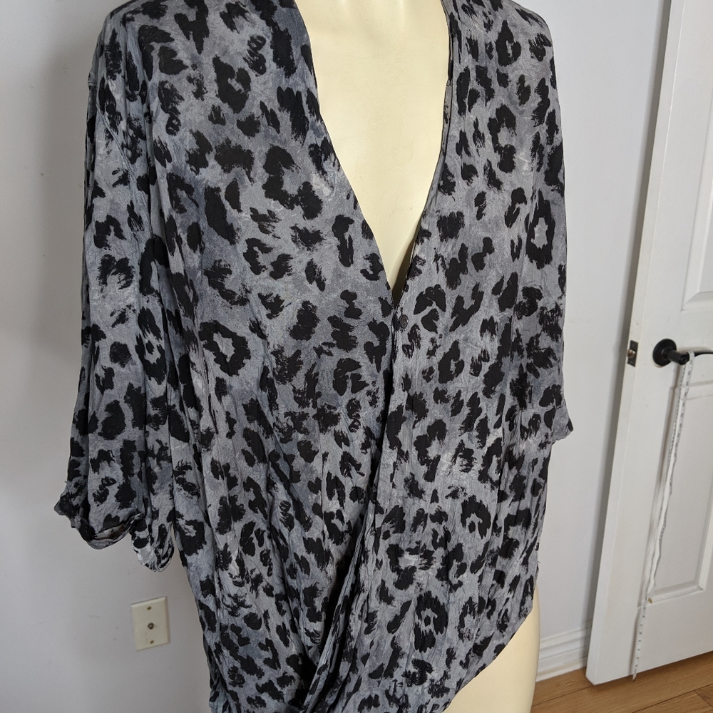 Aritiza - Babaton leopard blouse